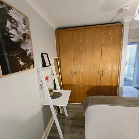 Bradogue It Is Located On The 3rd Floor In A Building Without An Elevator Hotel Dublín